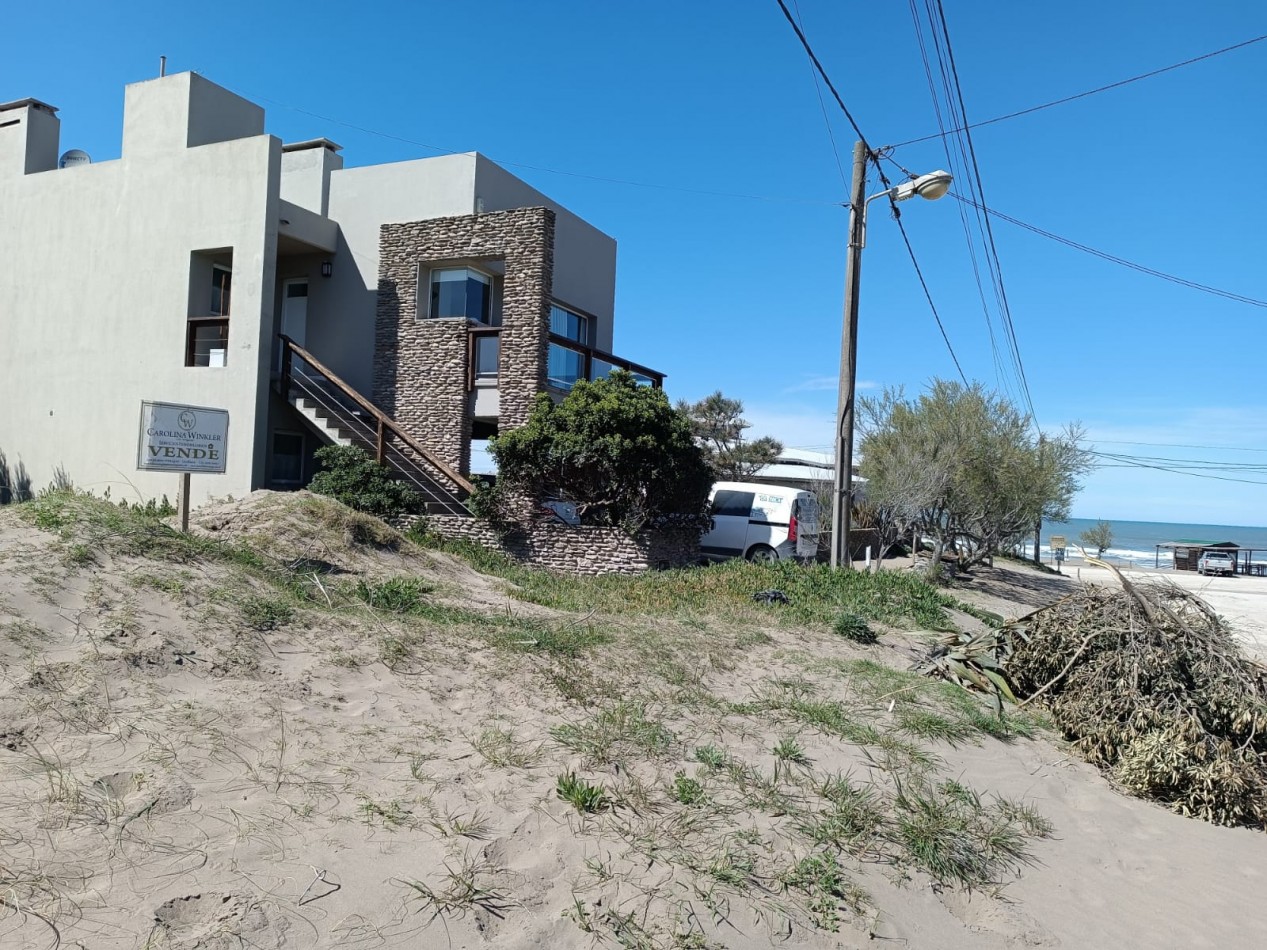 Lote a metros del mar.