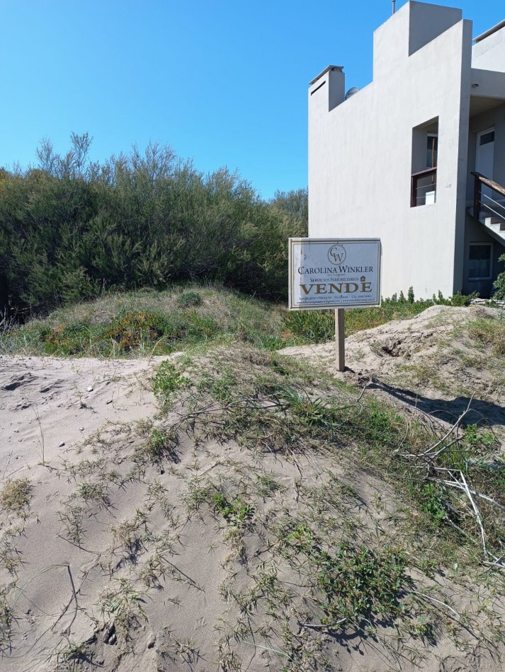 Lote a metros del mar.