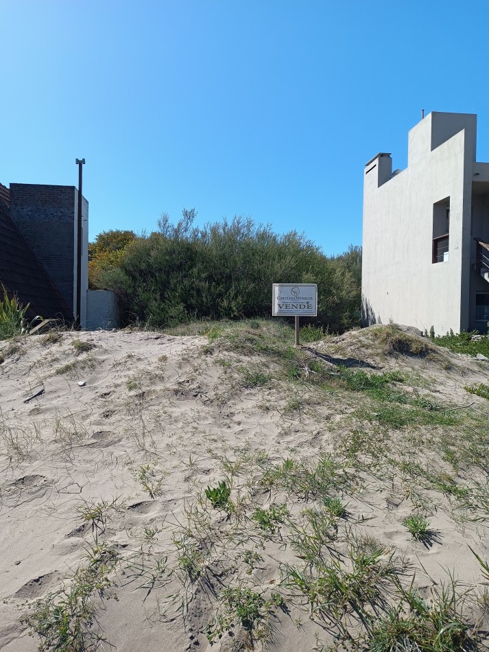 Lote a metros del mar.