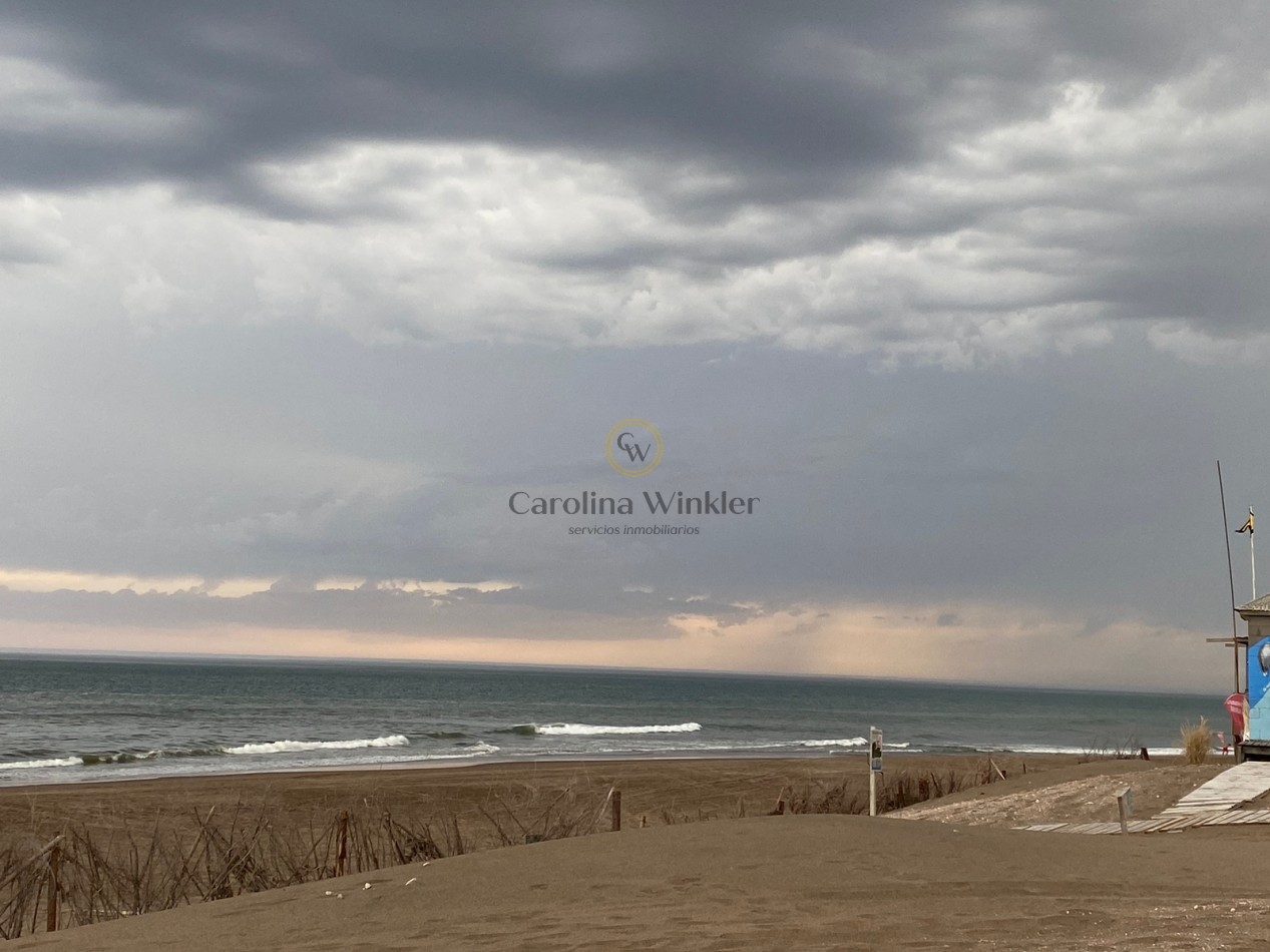 Lote a metros del mar.