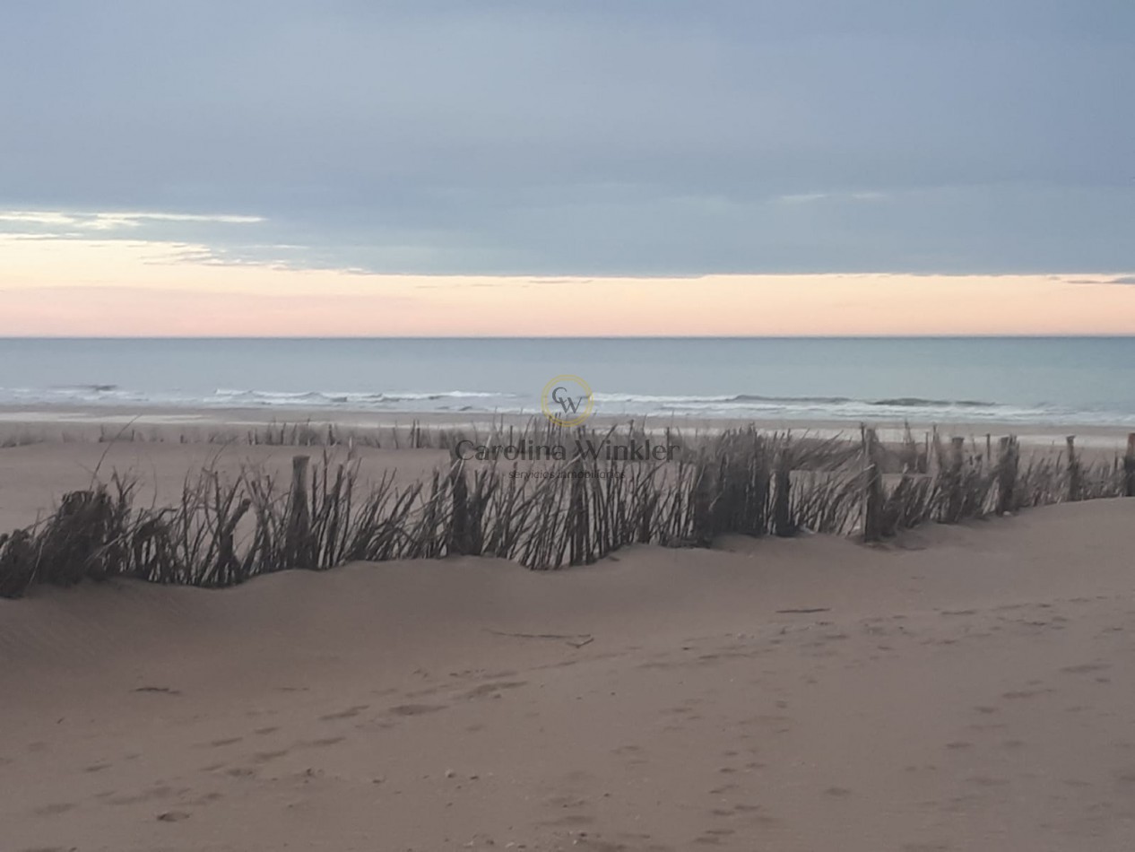 Lote a metros del mar.