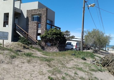 Lote a metros del mar.